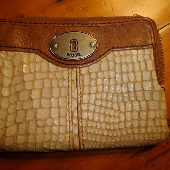 NWOT FOSSIL GENUINE LEATHER WALLET Zip Closure Zip Pocket Beige/Tan - Picture 1 of 8